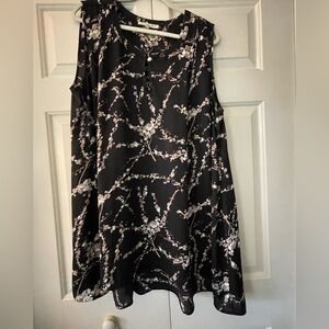 Tunic style sleeveless blouse.